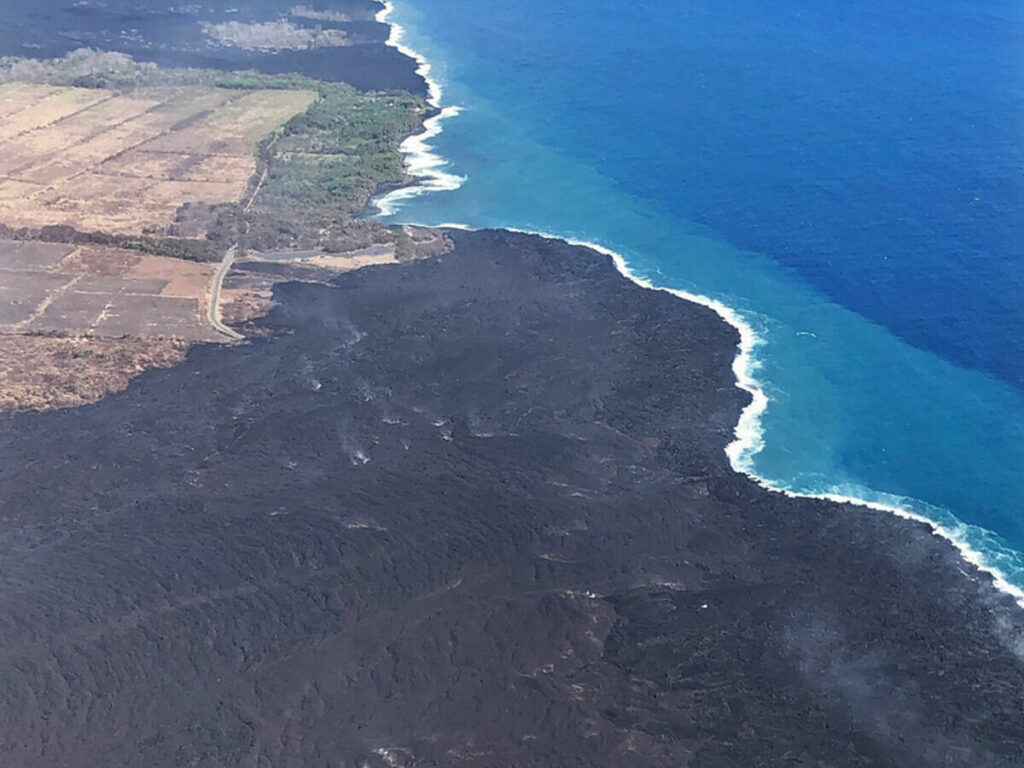 Lavafluss auf Big Island vom Hubschrauber am Meer