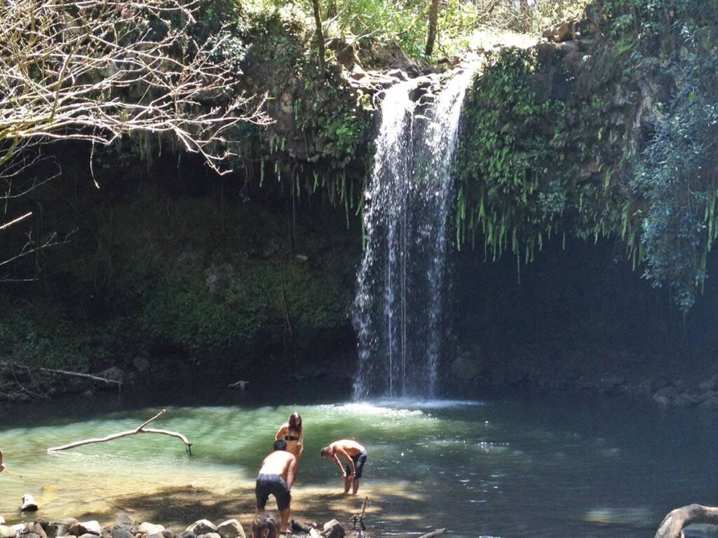 Baden im Wasserfall auf einer Regenwald Tour auf Maui
