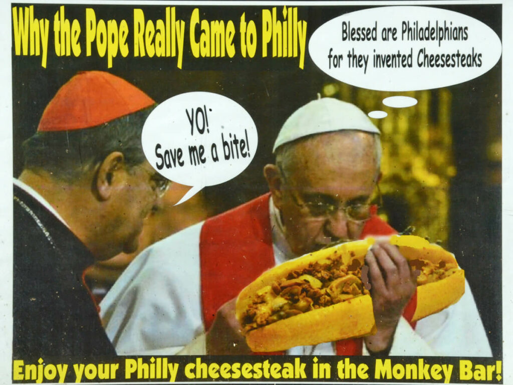 Past in Philadelphia isst ein Philly Cheese Steak